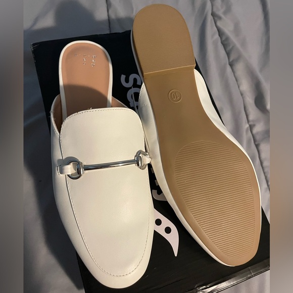 A NEW DAY white loafer slip ons with silver chain, NWT, size 10 - Picture 3 of 4